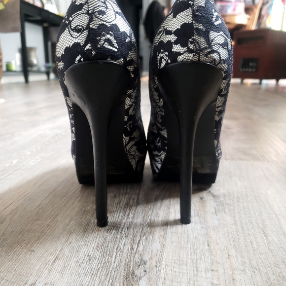 Womans black lace heels - Picture 5 of 5